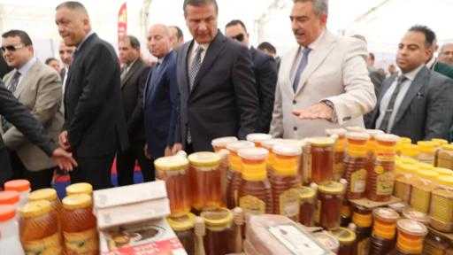 وزير الزراعة ومحافظ القاهرة يفتتحان معرض السلع الغذائية بباب الشعرية| صور