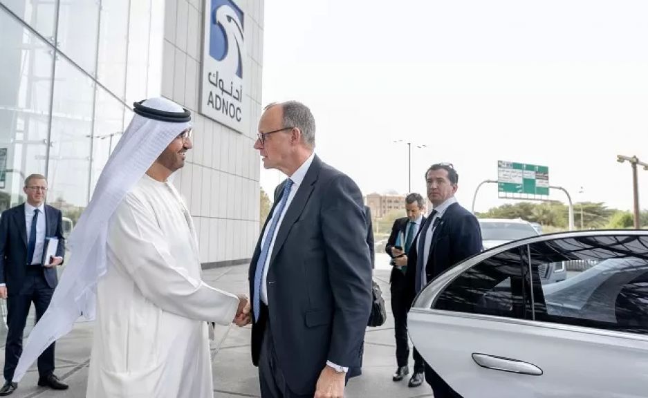 أدنوك توقع اتفاقية مع آر دبليو الألمانية لتوريد الغاز إلى ألمانيا وأوروبا