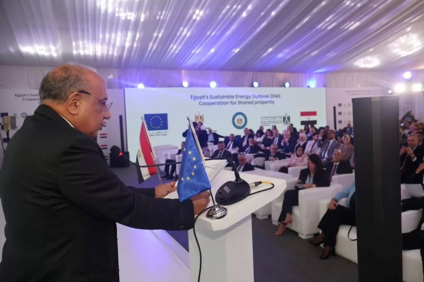 وزير الكهرباء خلال المشاركة بالمؤتمر