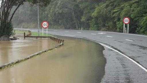انقطاع الكهرباء وانهيار الطرق في نيوزيلندا بسبب الفيضانات