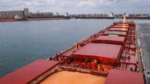 تشمل قمح وزيت وفول.. ميناء دمياط يستقبل 50285 طنًا من البضائع