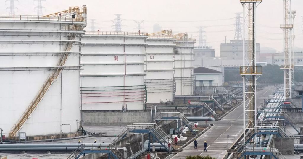 الصين تقتنص شحنات نفط روسية متعثرة تجنبتها الهند