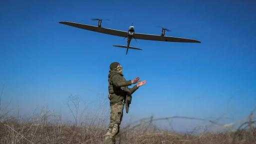 مطارات في موسكو تقيد الرحلات الجوية وسط هجوم بطائرات مسيرة مطارات في موسكو تقيد الرحلات الجوية وسط هجوم بطائرات مسيرة