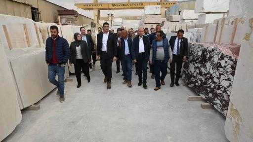 وزير الصناعة يتفقد 5 مصانع لإنتاج الرخام والجرانيت بشق الثعبان