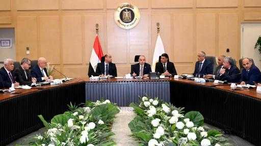 الحكومة تُناقش دعم تنافسية صناعة الملابس الجاهزة عبر تطوير أدوات التمويل والتدريب