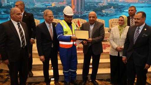 وزير الكهرباء يكرم العاملين بالشركات وفرق رفع الأثقال ويفتتح الدورة الرمضانية لكرة... وزير الكهرباء يكرم العاملين بالشركات وفرق رفع الأثقال ويفتتح الدورة الرمضانية لكرة القدم