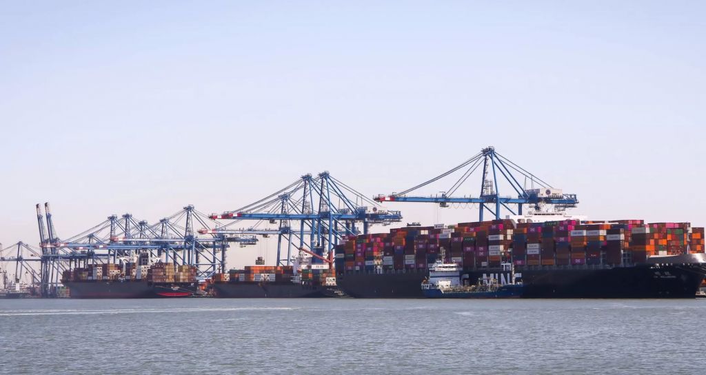 ميناء دمياط