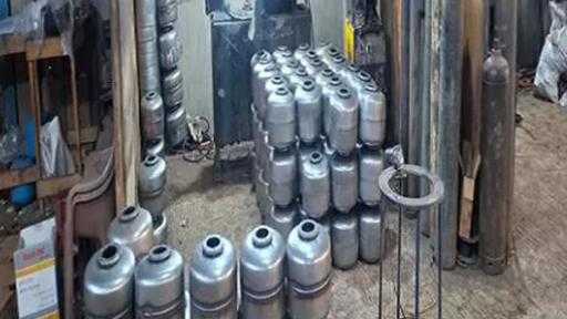 شرطة التموين تضبط مصنعًا لبلونات المياه المغشوشة شرطة التموين تضبط مصنعًا لبلونات المياه المغشوشة