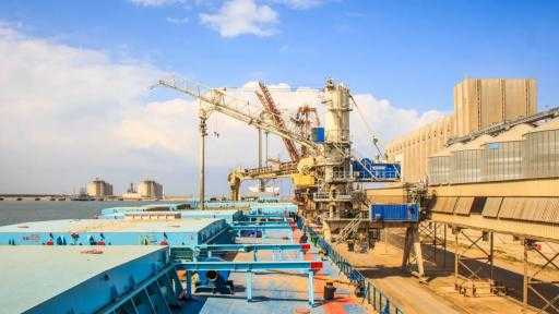 تضم قمح وذرة وحديد.. ميناء دمياط يستقبل 28793 طنًا من البضائع