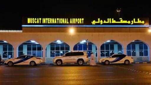 مطار مسقط يتحول لمركز عمليات إجلاء هرباً من حرب إيران