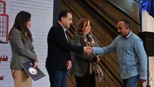 رئيس الوزراء يُسلم عقود عددًا من الوحدات السكنية ضمن ”سكن لكل المصريين” بحدائق العاصمة| صور