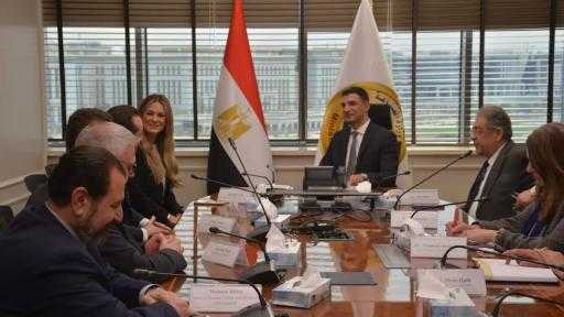 وزير الصناعة يُناقش مع ”مرسيدس -بنز” توسيع حجم أعمالها في مصر