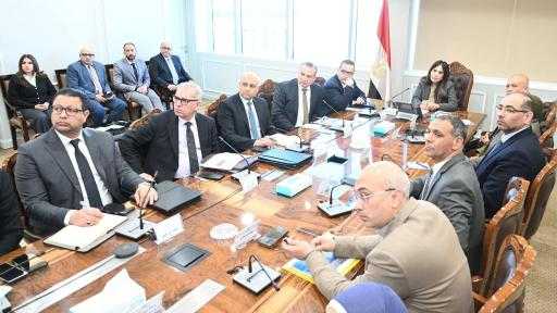 وزيرة الإسكان تتابع الموقف التنفيذي للأبراج الشاطئية وكومباوند ”مزارين” بالعليم الجديدة