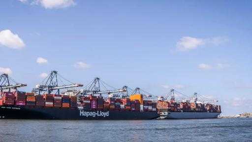 تضم قمح وعدس وذرة.. ميناء دمياط يستقبل 45091 طنًا من البضائع