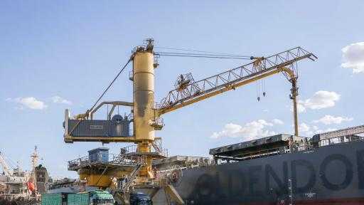 تضم قمح وذرة وزيت.. ميناء دمياط يستقبل 59539 طنًا من البضائع