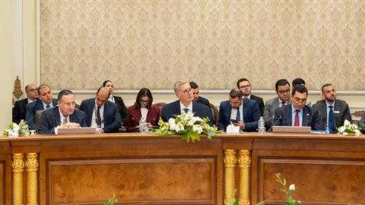 مائدة مستديرة حكومية لمناقشة تمكين الكفاءات الشابة لدعم قطاع الطاقة| صور