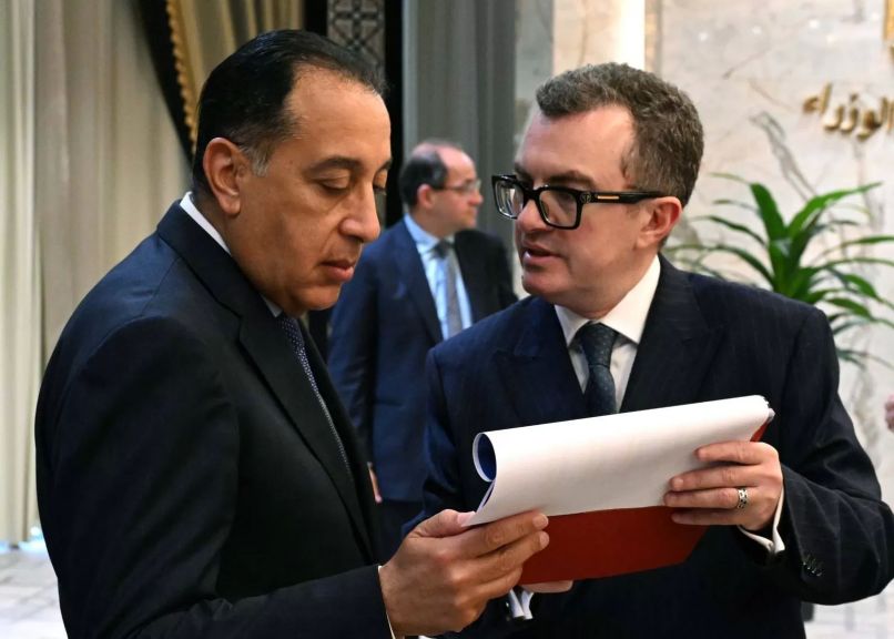 رئيس الوزراء ووزير التخطيط خلال اجتماع اليوم