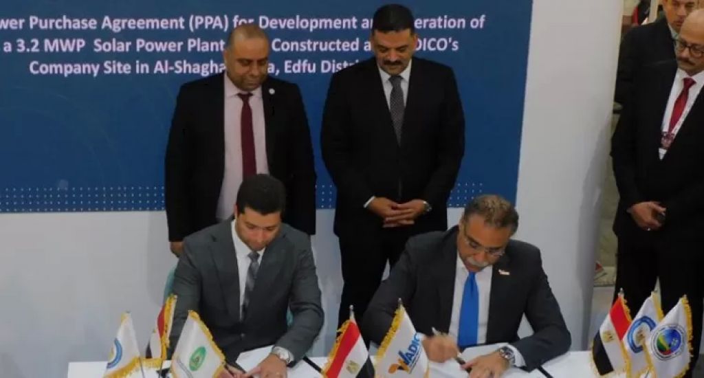 توقيع العقود