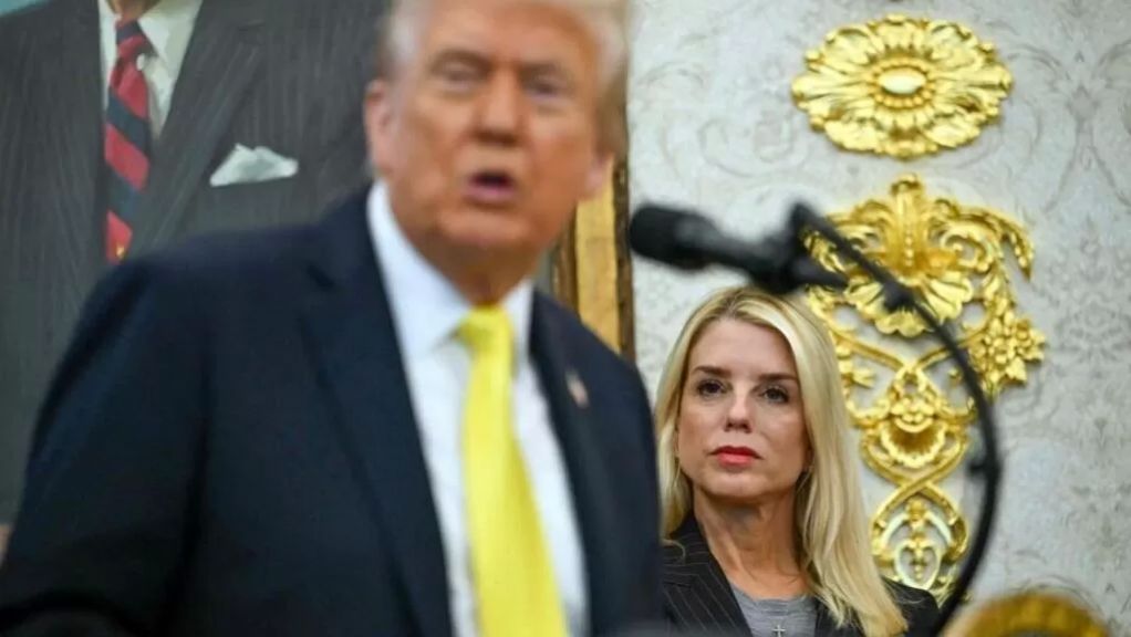 ترامب يقيل وزيرة العدل بام بوندي