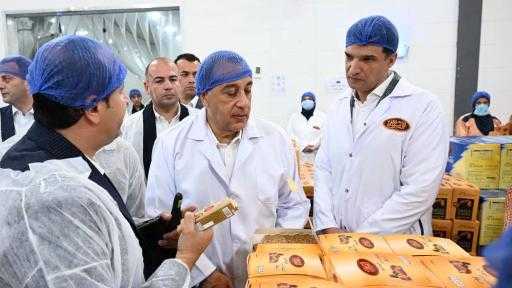 يُنتج 1160 طنًا سنويًا.. رئيس الوزراء يتفقد مصنع ”الطحان” لتعبئة التمور| صور