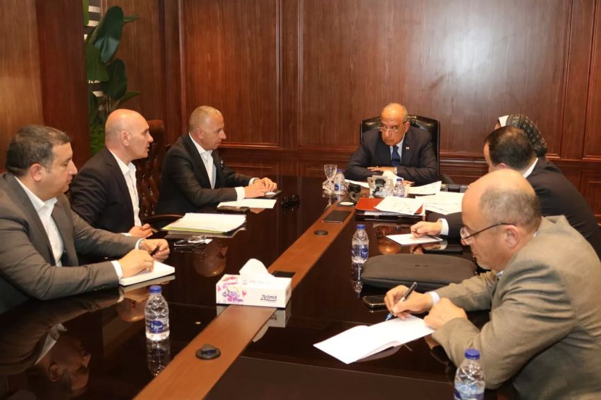 وزير الكهرباء مع السويدي اليكتريك