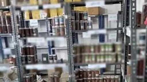 ”الداخلية” تضبط مخزنًا للمواد غذائية والعطور مجهولة المصدر