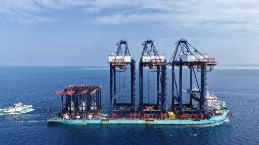 وصول 9 أوناش متنوعة للمحطة متعددة الأغراض بميناء سفاجا