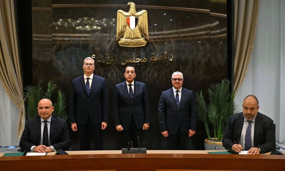 توقيع العقود