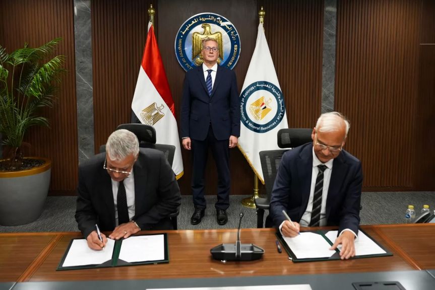 توقيع العقود