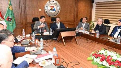 وزير الصناعة يُناقش آليات حوكمة منظومة طرح الأراضي ودعم الصناعات التراثية والحرفية