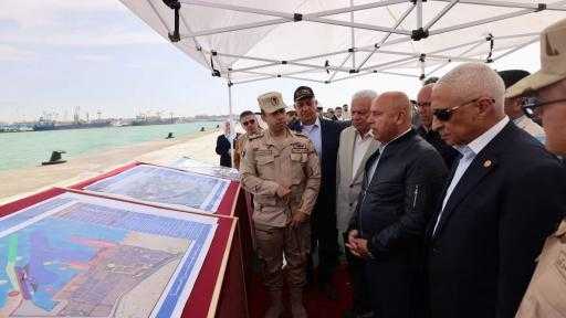 تتضمن 4 صوامع أسمنت.. وزير النقل يتفقد أعمال تطوير وتوسعة ميناء العريش| صور