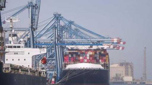 ميناء دمياط يستقبل 64.4 ألف طن من الغاز المسال و28 ألف طن ذرة و8 آلاف فول صويا