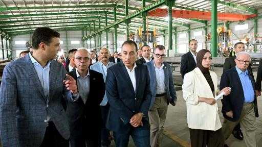 رئيس الوزراء يفتتح مصنعًا لإنتاج الهياكل الفلاذية والأوناش باستثمارات 3 ملايين دولار| صور