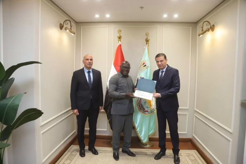 تسليم الشهادات