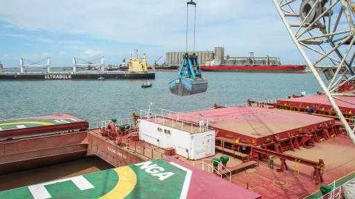 تضم قمح وذرة وفول.. ميناء دمياط يستقبل 82640 طنًا من البضائع