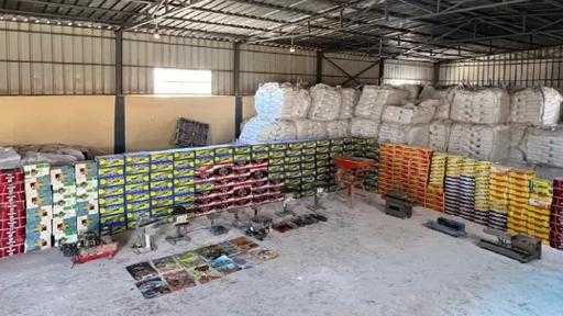 ضبط 380 طن من الأسمدة والمبيدات مجهولة المصدر داخل مصنع دون ترخيص