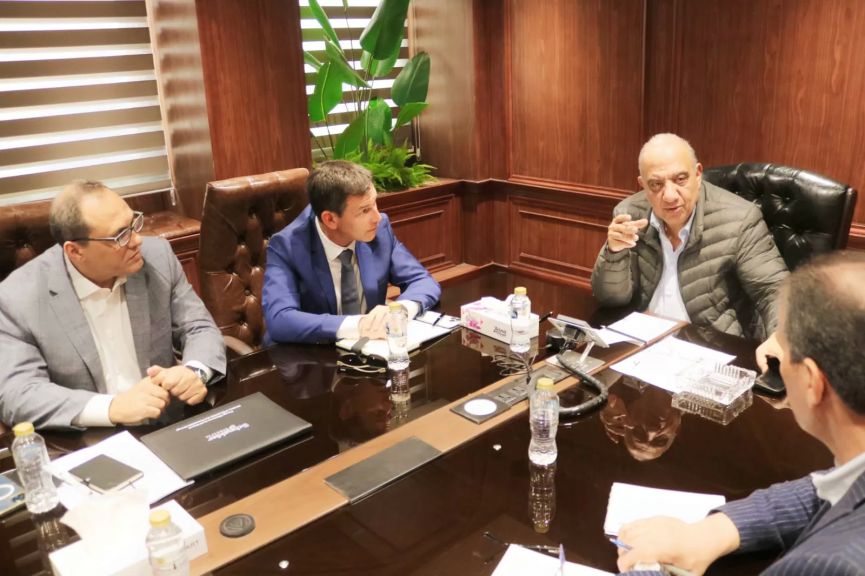 وزير الكهرباء خلال المباحثات