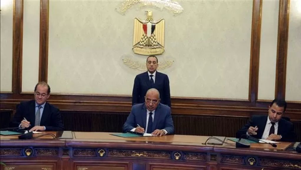 جانب من التوقيع