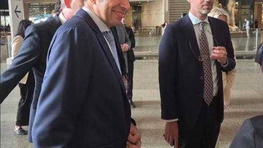 وزير التجارة الهولندي برفقة رئيس سيجنيفاي أفريقيا يتفقدان منظومة الإضاءة الذكية بالمتحف المصري