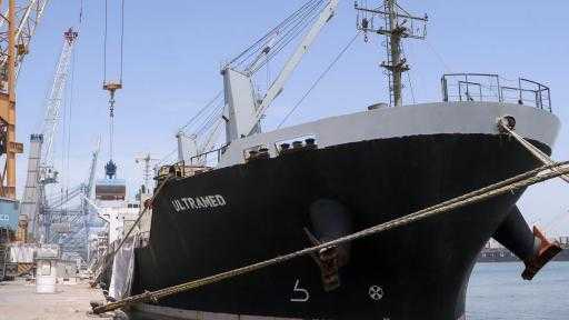 ميناء دمياط يجري أول عملية تفريغ يوريا صب بنظام الترانزيت المباشر