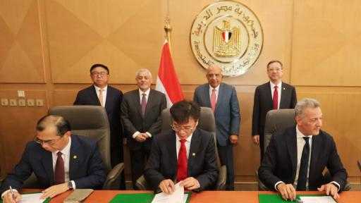 بحضور وزير الكهرباء.. توقيع اتفاقيتين لإنشاء محطتي تخزين طاقة عملاقتين بالزعفرانة وبنبان