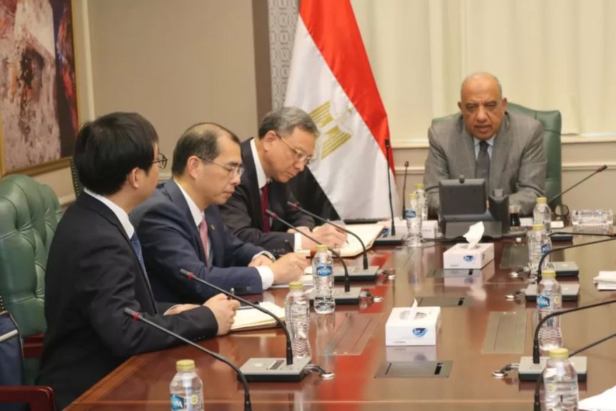 وزير الكهرباء خلال اللقاء