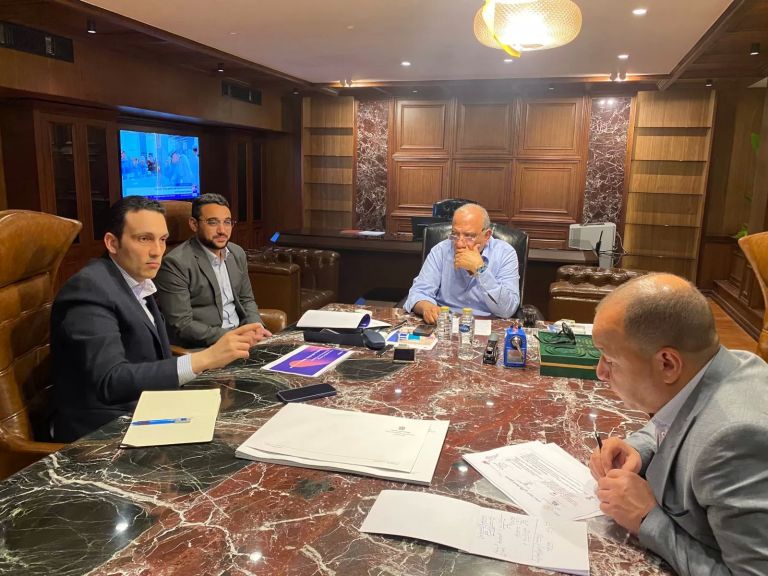 وزير الكهرباء يجتمع مع وفد سكاتك
