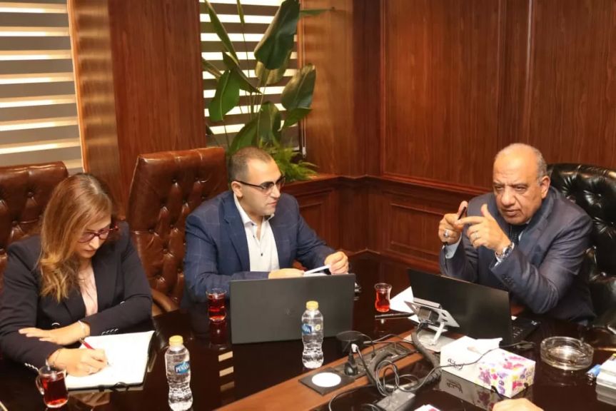 وزير الكهرباء خلال المباحثات