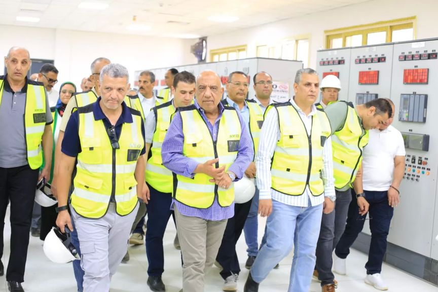وزير الكهرباء خلال الجولة