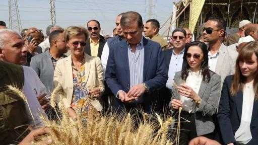 بمناسبة ذكرى 30 يونيو.. وزير الزراعة يستعرض إنجازات التوسع الأفقي والرأسي لتحقيق... بمناسبة ذكرى 30 يونيو.. وزير الزراعة يستعرض إنجازات التوسع الأفقي والرأسي لتحقيق الاكتفاء الذاتي وتنمية الثروة الحيوانية والداجنة