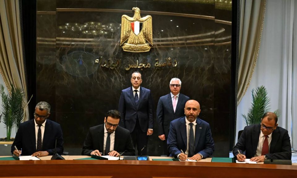 توقيع العقود