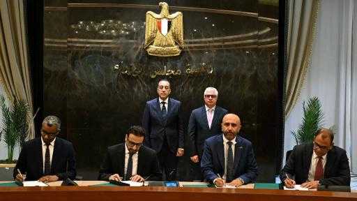 منها لتويع الشاي والمنتجات الاستهلاكية.. توقيع 3 عقود لتقديم خدمات التخزين والتداول... منها لتويع الشاي والمنتجات الاستهلاكية.. توقيع 3 عقود لتقديم خدمات التخزين والتداول داخل اقتصادية قناة السويس