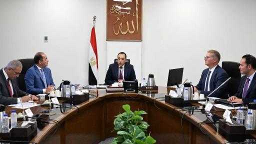 رئيس الوزراء يُوجه وزارتي المالية والبترول والبنك المركزي بالتنسيق لزيادة المخزون الاستراتيجي للمواد البترولية
