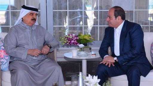 الرئيس السيسي وملك البحرين يؤكدان أهمية تعزيز التعاون بالمجالات التجارية والاستثمارية